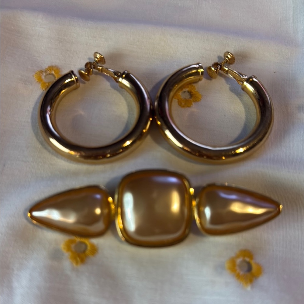 Napier signed Vintage gold tone broach and earrings
